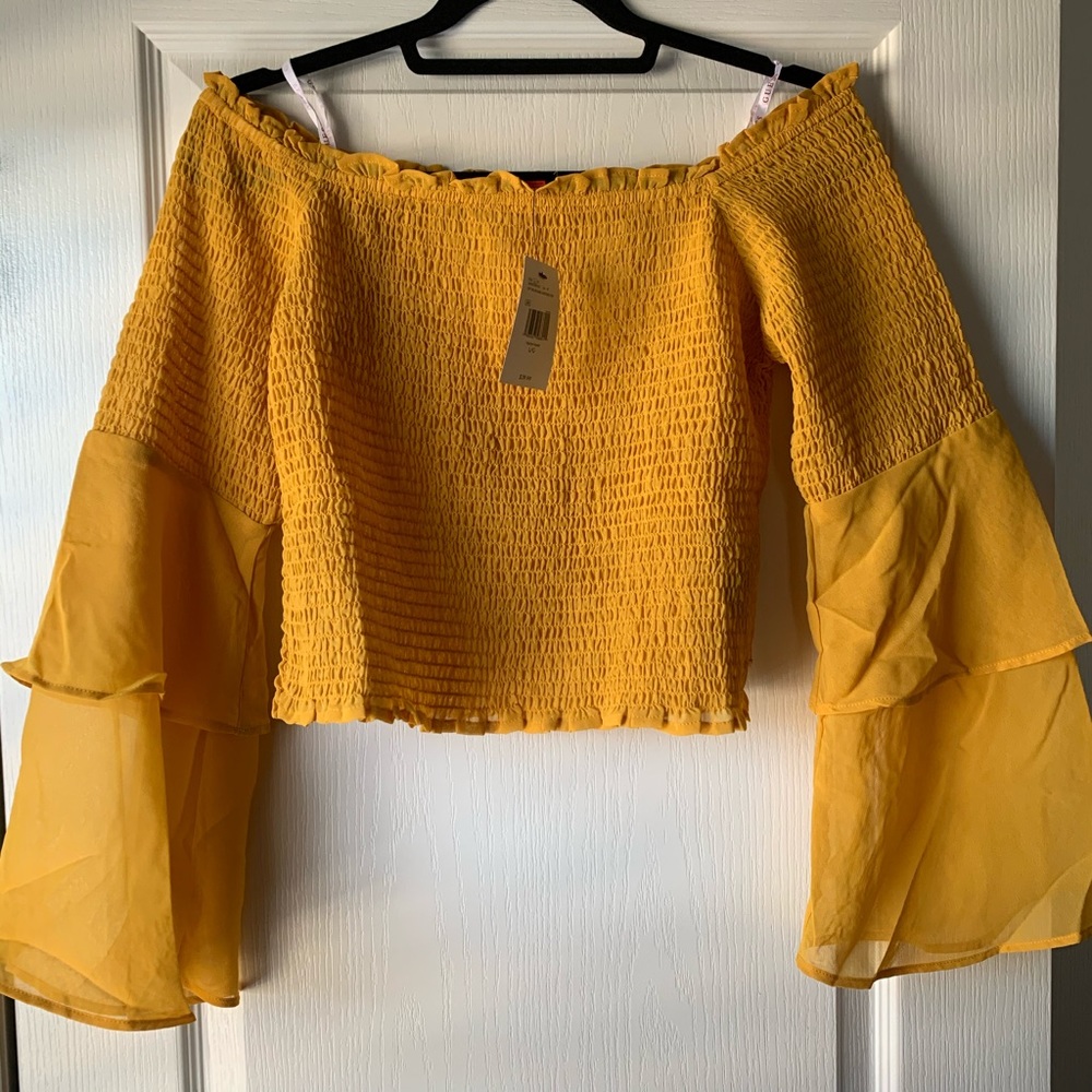 **BLOWOUT SALE $20 OR LESS** Cute off-shoulder top